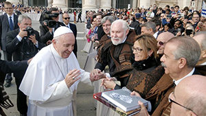 José Luis Bermúdez entregó al Papa tres libros sobre Zamora. José Luis Bermúdez entregó al Papa tres libros sobre Zamora.