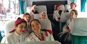 Las representantes de los centros españoles, rumbo a la romería, luego del homenaje al General San Martín. Las representantes de los centros españoles, rumbo a la romería, luego del homenaje al General San Martín.