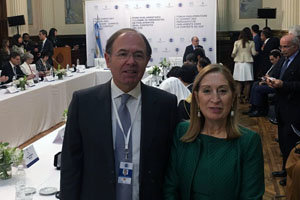 Ana Pastor y Pío García Escudero, en el Foro Parlamentario de Países del G-20, celebrado en Buenos Aires. Ana Pastor y Pío García Escudero, en el Foro Parlamentario de Países del G-20, celebrado en Buenos Aires.