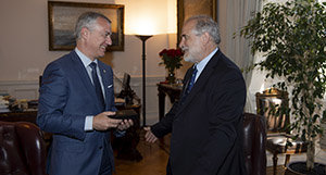 El lehendakari saluda a Carlos Montes. El lehendakari saluda a Carlos Montes.