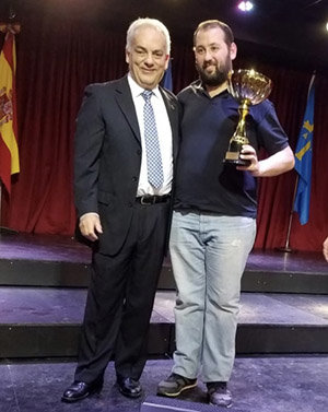 Carlos Antonio Ferre entregó los premios a los vencedores. Carlos Antonio Ferre entregó los premios a los vencedores.