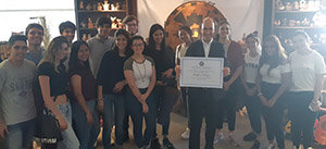 Carlos Núñez y los alumnos del Instituto Educativo Santiago Apóstol durante la entrega del diploma. Carlos Núñez y los alumnos del Instituto Educativo Santiago Apóstol durante la entrega del diploma.