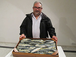 Henrique Prado muestra una de sus creaciones. Henrique Prado muestra una de sus creaciones.