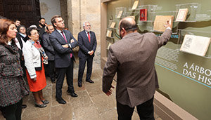 Feijóo y Rosario Álvarez atienden a las explicaciones sobre la exposición. Feijóo y Rosario Álvarez atienden a las explicaciones sobre la exposición.