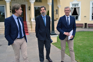 Alfonso Rueda y Jesús Gamallo, director xeral de Relacións Exteriores, junto al embajador de España –en el centro–. Alfonso Rueda y Jesús Gamallo, director xeral de Relacións Exteriores, junto al embajador de España –en el centro–.