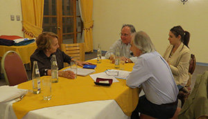 Paz Fernández, durante la reunión con directivos del centro. Paz Fernández, durante la reunión con directivos del centro.