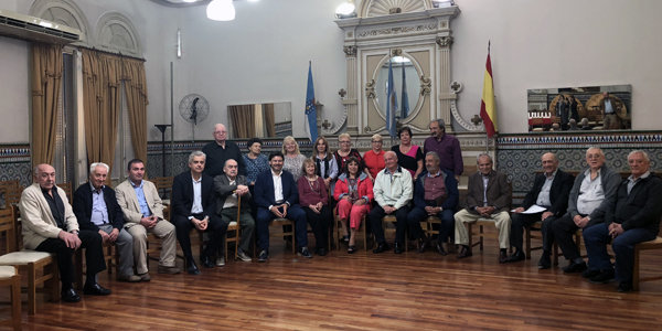 El secretario xeral de Emigración, junto a directivos de entidades gallegas de la zona sur en el Centro Gallego de Avellaneda. El secretario xeral de Emigración, junto a directivos de entidades gallegas de la zona sur en el Centro Gallego de Avellaneda.