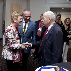 La secretaria de Estado de Migraciones, Consuelo Rumí, saluda a Carmelo Gonzalez en el último pleno del CGCEE. La secretaria de Estado de Migraciones, Consuelo Rumí, saluda a Carmelo Gonzalez en el último pleno del CGCEE.