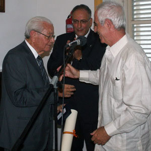 Aurelio Miras saluda a Carmelo González, en presencia de Cándido Padrón, tras recibir la medalla y el diploma. Aurelio Miras saluda a Carmelo González, en presencia de Cándido Padrón, tras recibir la medalla y el diploma.