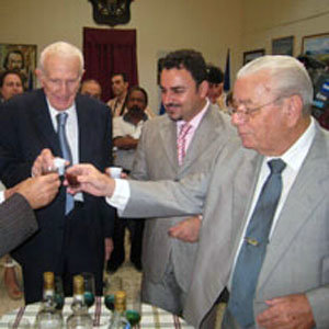 Moisés Plasencia, Carmelo González y el entonces vicepresidente del Gobierno cubano, José Ramón Fernández, durante un brindis en la Casa Canaria. Moisés Plasencia, Carmelo González y el entonces vicepresidente del Gobierno cubano, José Ramón Fernández, durante un brindis en la Casa Canaria.