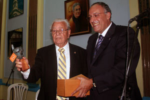Cándido Padrón y Carmelo Gonzalez se intercambian presentes en 2013 durante un viaje del exviceconsejero a la Isla. Cándido Padrón y Carmelo Gonzalez se intercambian presentes en 2013 durante un viaje del exviceconsejero a la Isla.