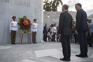 Pedro Sánchez y Rogelio Sierra, en la ofrenda floral en el Monumento a José Martí. Pedro Sánchez y Rogelio Sierra, en la ofrenda floral en el Monumento a José Martí.