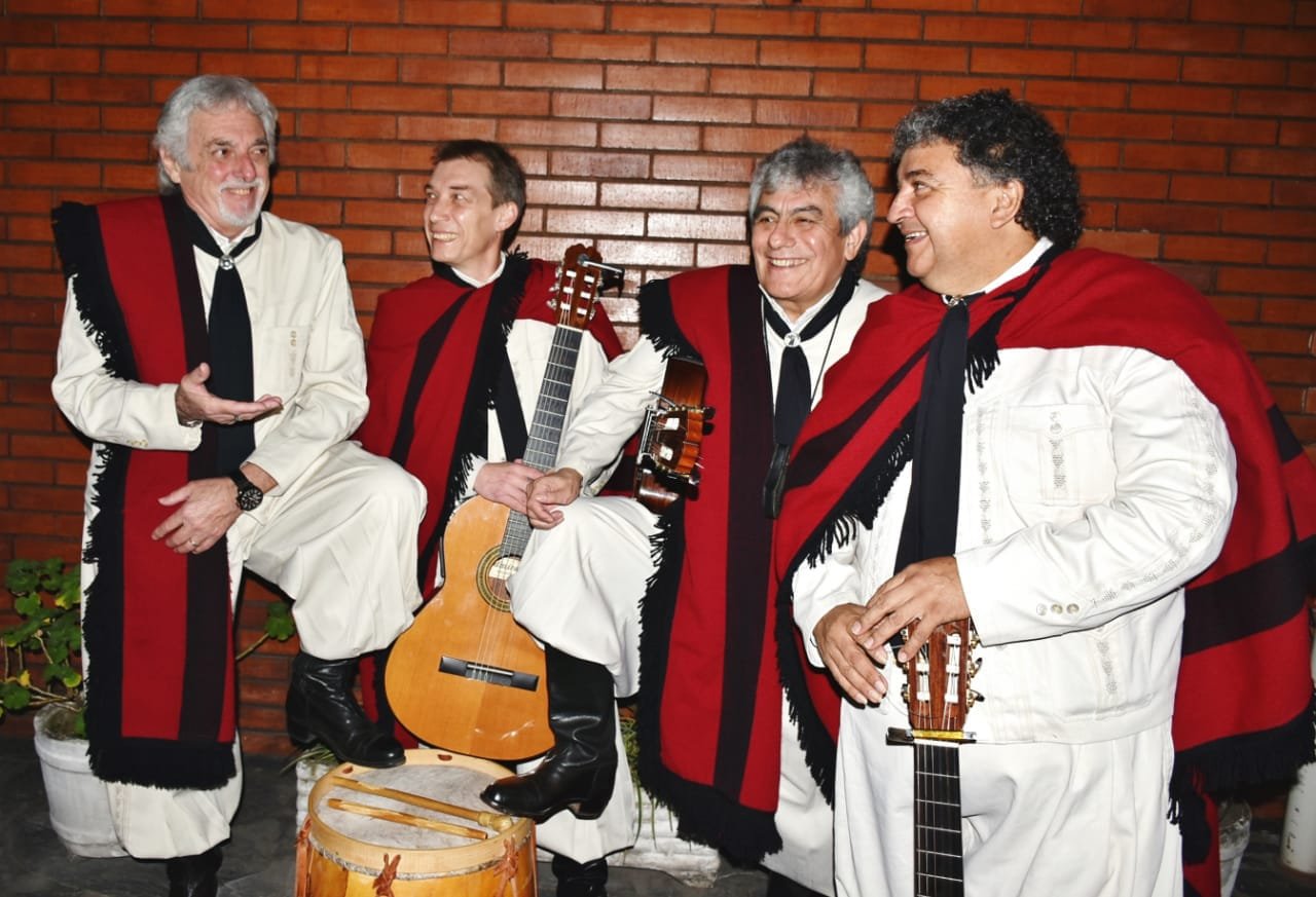 El grupo 'Los Fronterizos', durante su actuación.