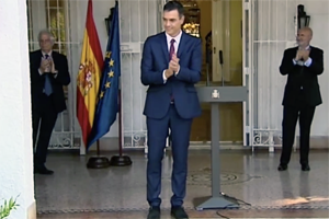 Sánchez, Borrel y Fernández Trigo aplauden a los asistentes al acto. Sánchez, Borrel y Fernández Trigo aplauden a los asistentes al acto.
