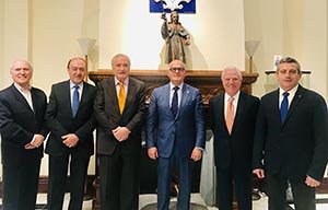 4. Lage (segundo por la izquierda), Ónega(tercero) y Baltar (cuarto), posan con parte de la junta directiva de Aegama