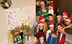 Los asistentes a los talleres elaboraron un belén, un árbol de navidad y una postal. Los asistentes a los talleres elaboraron un belén, un árbol de navidad y una postal.