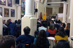 El salón de actos del colegio se llenó para asistir al encuentro con los dirigentes del Gobierno español. El salón de actos del colegio se llenó para asistir al encuentro con los dirigentes del Gobierno español.