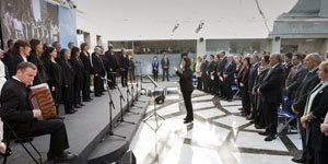 El homenaje se inició con la actuación del coro Samaniago. El homenaje se inició con la actuación del coro Samaniago.