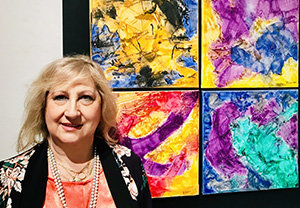 La pintora Novais ante una de sus coloridas obras. La pintora Novais ante una de sus coloridas obras.