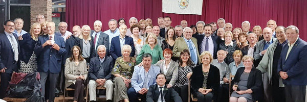 Los asistentes al encuentro posan tras el encuentro para despedir el año. Los asistentes al encuentro posan tras el encuentro para despedir el año.