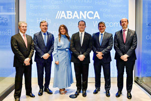 El presidente de Abanca, Juan Carlos Escotet –3º por la dcha.–, junto al resto de dirigentes que asistieron a la apertura de la oficina. El presidente de Abanca, Juan Carlos Escotet –3º por la dcha.–, junto al resto de dirigentes que asistieron a la apertura de la oficina.