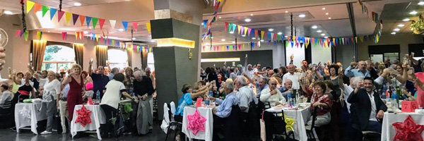 Los asistentes al acto brindan por el próximo año. Los asistentes al acto brindan por el próximo año.
