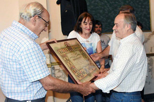 El intendente recorrió las instalaciones de la Sociedad y se interesó por su historia. El intendente recorrió las instalaciones de la Sociedad y se interesó por su historia.