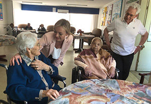 Fabiola García charló con los usuarios del centro. Fabiola García charló con los usuarios del centro.