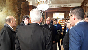 Integrantes de la Comisión Delegada dialogan antes de iniciar su sesión de trabajo. Integrantes de la Comisión Delegada dialogan antes de iniciar su sesión de trabajo.