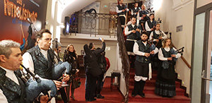 La Banda de Gaitas del Centro Gallego del Noroeste de Madrid recibió a los asistentes al acto. La Banda de Gaitas del Centro Gallego del Noroeste de Madrid recibió a los asistentes al acto.