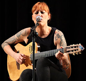 Sés, durante su concierto en el país helvético. Sés, durante su concierto en el país helvético.