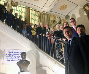 Alberto Núñez Feijóo y Antonio Rodríguez Miranda posan junto a los miembros de la Comisión Delegada. Alberto Núñez Feijóo y Antonio Rodríguez Miranda posan junto a los miembros de la Comisión Delegada.
