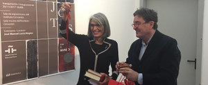 Isabel-Clara Lorda muestra la medalla que le entregó el Instituto Cervantes. Isabel-Clara Lorda muestra la medalla que le entregó el Instituto Cervantes.