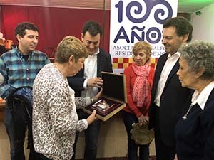 Rodríguez Miranda y Román Rodríguez, durante su visita a la Asociación Residentes de Mos. Rodríguez Miranda y Román Rodríguez, durante su visita a la Asociación Residentes de Mos.