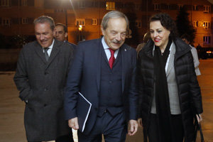 Magdalena Valerio y Agustín Torres, a su llegada al acto celebrado en Oviedo. Magdalena Valerio y Agustín Torres, a su llegada al acto celebrado en Oviedo.