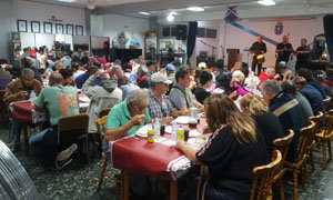 Los asistentes a la cena disfrutaron también de la música del grupo Gaiteiros de Tenerife. Los asistentes a la cena disfrutaron también de la música del grupo Gaiteiros de Tenerife.