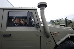 Feijóo, durante su visita a las instalaciones de Urovesa.