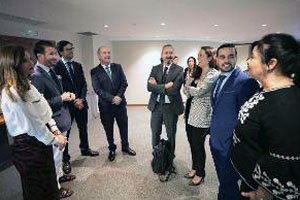 Pedro Ortega conversa con algunos de los delegados de la red exterior. Pedro Ortega conversa con algunos de los delegados de la red exterior.
