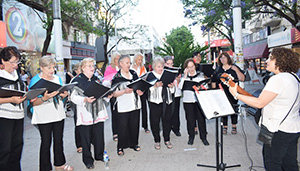 Un momento de la actuación del coro de la entidad. Un momento de la actuación del coro de la entidad.