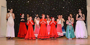 Participantes en el taller de danzas españolas. Participantes en el taller de danzas españolas.