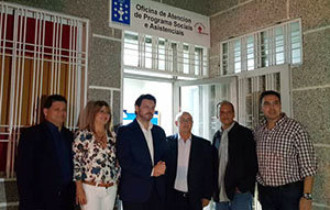 Miranda y directivos del Centro Gallego de Maracaibo, ante la Oficina de Programas Sociales y Asistenciales de la Xunta que funciona en las instalaciones de esta entidad, durante la visita del secretario xeral el pasado marzo. Miranda y directivos del Centro Gallego de Maracaibo, ante la Oficina de Programas Sociales y Asistenciales de la Xunta que funciona en las instalaciones de esta entidad, durante la visita del secretario xeral el pasado marzo.