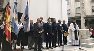 Autoridades civiles y eclesiásticas, ante el cruceiro erigido en pleno corazón de la capital argentina. Autoridades civiles y eclesiásticas, ante el cruceiro erigido en pleno corazón de la capital argentina.