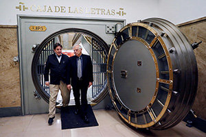 GRAF2615 MADRID, 27/12/2018.-El ministro de Asuntos Exteriores, Josep Borrell,d., y el director del Instituto Cervantes, Luis García Montero, iz.,durante la visita que el ministro realizó hoy a la sede de esta institución. EFE/Juan Carlos Hidalgo