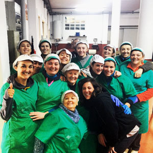 La protagonista junto a compañeras de la conservera que aparece en el corto. La protagonista junto a compañeras de la conservera que aparece en el corto.