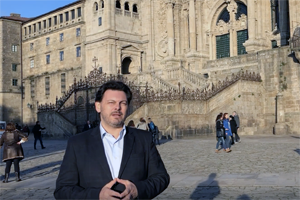 Antonio Rodríguez Miranda, delante de la Catedral de Santiago de Compostela, durante el mensaje. Antonio Rodríguez Miranda, delante de la Catedral de Santiago de Compostela, durante el mensaje.