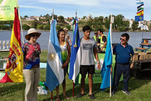 Manuel Garaycochea y Juliana Saunders, vencedores de la competencia, junto a Marcela Ruibal, portando la bandera española, y Juan Morán Valdez, con la bandera de Asturias. Manuel Garaycochea y Juliana Saunders, vencedores de la competencia, junto a Marcela Ruibal, portando la bandera española, y Juan Morán Valdez, con la bandera de Asturias.