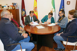 El alcalde de Chiclana y la presidenta de Agader, durante la firma del nuevo convenio. El alcalde de Chiclana y la presidenta de Agader, durante la firma del nuevo convenio.