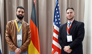 Eduardo Lijo y Francisco Álvarez, con las banderas de sus países de residencia.