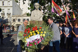 Martínez Duro colocó la tradicional ofrenda floral junto a Horacio Saltarelli. Martínez Duro colocó la tradicional ofrenda floral junto a Horacio Saltarelli.