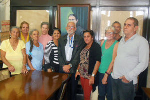 Directivos de la Sociedad posan junto a la foto de Xosé Fontenla Leal. Directivos de la Sociedad posan junto a la foto de Xosé Fontenla Leal.